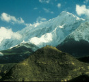 Garab Dzong, im Hintergrund Nilgiri (Foto Henriette Obermaier)